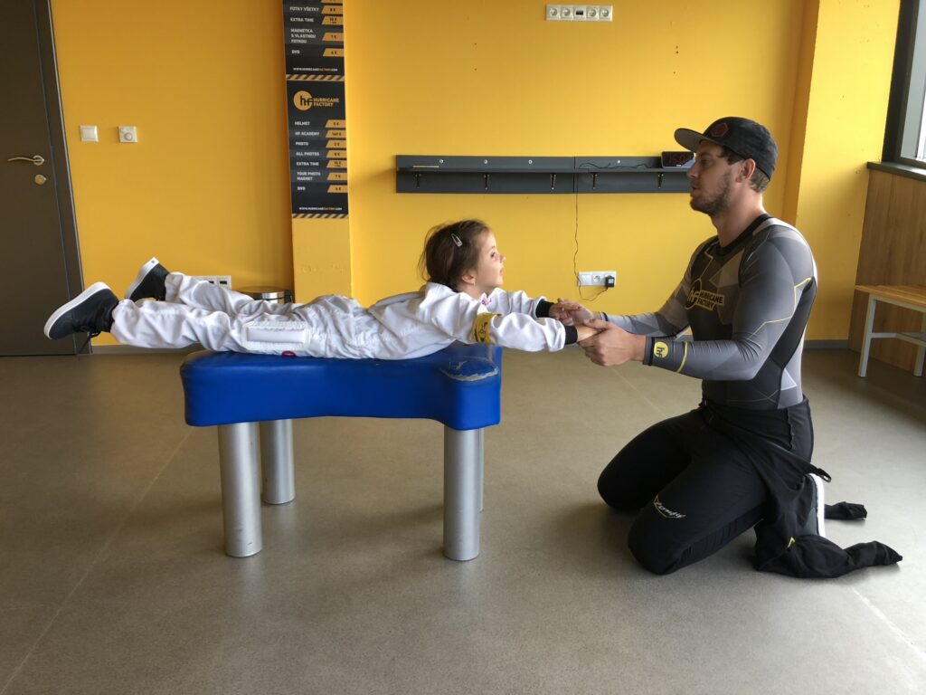 Sofia sa učí polohu na lietanie s inštruktorom.